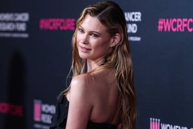 Namibyalı model Behati Prinsloo, 16 Mart 2023 'te Beverly Wilshire, A Four Seasons Hotel' de düzenlenen Kadın Kanser Araştırmaları Fonu 'nun Unutulmaz Akşam Yardım Galası 2023' e geldi.. 