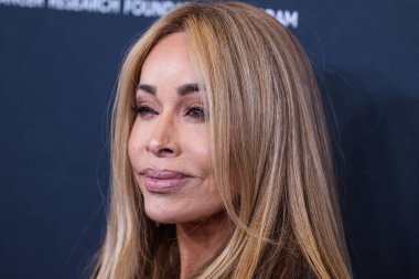 Amerikan televizyon kişiliği, yazar ve iç mimar Faye Resnick, 16 Mart 2023 'te Beverly Wilshire, A Four Seasons Hotel' de düzenlenen Kadın Kanser Araştırma Fonu 'nun Unutulmaz Akşam Yardım Galası 2023' e geldi.