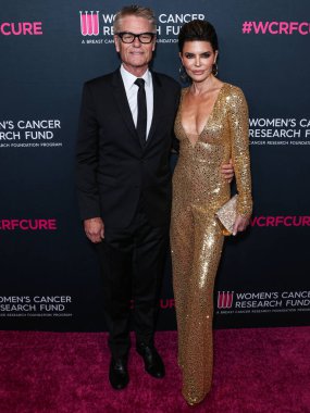 Amerikalı aktör Harry Hamlin ve Amerikalı aktris Lisa Rinna, 16 Mart 2023 'te Beverly Wilshire, A Four Seasons Hotel, Beverly Hills, LA, CA, ABD' deki Kadın Kanser Araştırmaları Fonu 'nun Unutulmaz Akşam Yardım Galası 2023' e geldiler.