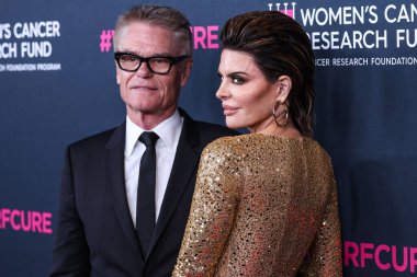 Amerikalı aktör Harry Hamlin ve Amerikalı aktris Lisa Rinna, 16 Mart 2023 'te Beverly Wilshire, A Four Seasons Hotel, Beverly Hills, LA, CA, ABD' deki Kadın Kanser Araştırmaları Fonu 'nun Unutulmaz Akşam Yardım Galası 2023' e geldiler.