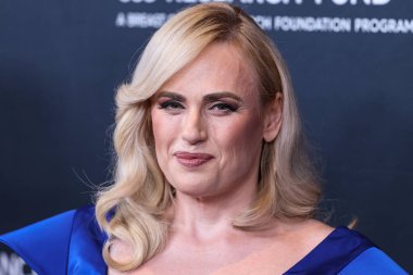 Avustralyalı aktris, komedyen, şarkıcı, şarkıcı ve yapımcı Rebel Wilson, 16 Mart 2023 'te Beverly Wilshire, A Four Seasons Hotel, Beverly Hills, LA, ABD' deki Kadın Kanser Araştırma Fonu 'nun Unutulmaz Akşam Yardım Galası 2023' e geldi.