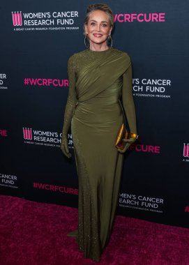 Amerikalı aktris Sharon Stone, 16 Mart 2023 'te Beverly Wilshire, A Four Seasons Hotel' de düzenlenen Kadın Kanser Araştırmaları Fonu 'nun Unutulmaz Akşam Yardım Galası 2023' e geliyor.. 