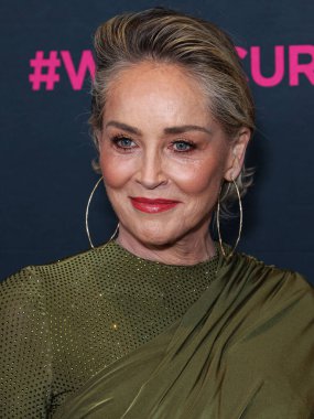 Amerikalı aktris Sharon Stone, 16 Mart 2023 'te Beverly Wilshire, A Four Seasons Hotel' de düzenlenen Kadın Kanser Araştırmaları Fonu 'nun Unutulmaz Akşam Yardım Galası 2023' e geliyor.. 