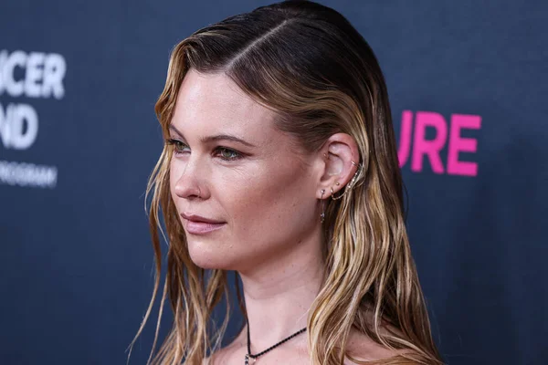 Namibyalı model Behati Prinsloo, 16 Mart 2023 'te Beverly Wilshire, A Four Seasons Hotel' de düzenlenen Kadın Kanser Araştırmaları Fonu 'nun Unutulmaz Akşam Yardım Galası 2023' e geldi.. 