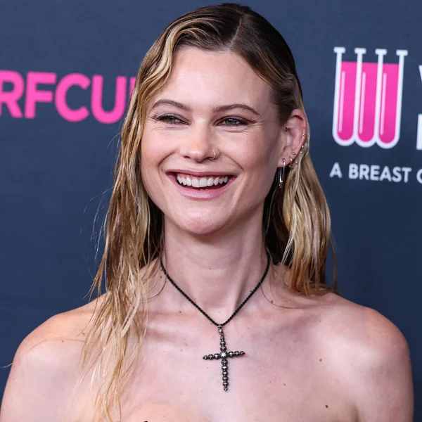 Namibyalı model Behati Prinsloo, 16 Mart 2023 'te Beverly Wilshire, A Four Seasons Hotel' de düzenlenen Kadın Kanser Araştırmaları Fonu 'nun Unutulmaz Akşam Yardım Galası 2023' e geldi.. 