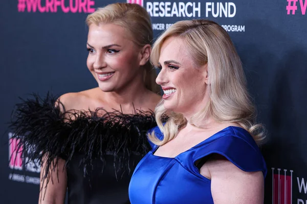 Ramona Agruma ve kız arkadaşı / Avustralyalı aktris Rebel Wilson, Beverly Wilshire, Los Angeles, ABD 'deki A Four Seasons Hotel' de düzenlenen Kadın Kanser Araştırma Fonu 'nun Unutulmaz Akşam Yardım Galası 2023' e geldiler.