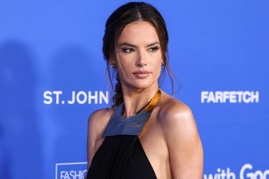 Michael Kors elbisesi giyen Alessandra Ambrosio Moda Vakfı 'na geldi. Ödül 2023, 21 Mart 2023 tarihinde Hollywood, Los Angeles, Kaliforniya, ABD 'de Goya Stüdyoları' nda düzenlendi..