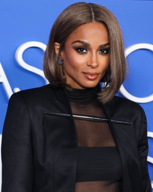 Grace Ling 'in giydiği kıyafeti giyen Amerikalı şarkıcı, söz yazarı, dansçı, aktris, model ve girişimci Ciara (Ciara Princess Wilson), Moda Vakfı' na geldi. Ödül 2023, 21 Mart 2023 tarihinde Hollywood, LA, Kaliforniya, ABD 'de Goya Stüdyoları' nda düzenlendi.