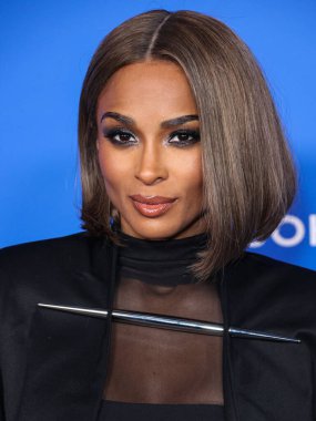 Grace Ling 'in giydiği kıyafeti giyen Amerikalı şarkıcı, söz yazarı, dansçı, aktris, model ve girişimci Ciara (Ciara Princess Wilson), Moda Vakfı' na geldi. Ödül 2023, 21 Mart 2023 tarihinde Hollywood, LA, Kaliforniya, ABD 'de Goya Stüdyoları' nda düzenlendi.