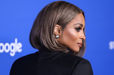 Grace Ling 'in giydiği kıyafeti giyen Amerikalı şarkıcı, söz yazarı, dansçı, aktris, model ve girişimci Ciara (Ciara Princess Wilson), Moda Vakfı' na geldi. Ödül 2023, 21 Mart 2023 tarihinde Hollywood, LA, Kaliforniya, ABD 'de Goya Stüdyoları' nda düzenlendi.