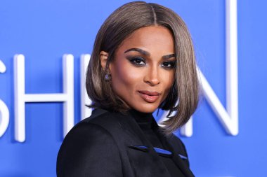 Grace Ling 'in giydiği kıyafeti giyen Amerikalı şarkıcı, söz yazarı, dansçı, aktris, model ve girişimci Ciara (Ciara Princess Wilson), Moda Vakfı' na geldi. Ödül 2023, 21 Mart 2023 tarihinde Hollywood, LA, Kaliforniya, ABD 'de Goya Stüdyoları' nda düzenlendi.
