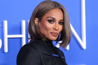 Grace Ling 'in giydiği kıyafeti giyen Amerikalı şarkıcı, söz yazarı, dansçı, aktris, model ve girişimci Ciara (Ciara Princess Wilson), Moda Vakfı' na geldi. Ödül 2023, 21 Mart 2023 tarihinde Hollywood, LA, Kaliforniya, ABD 'de Goya Stüdyoları' nda düzenlendi.