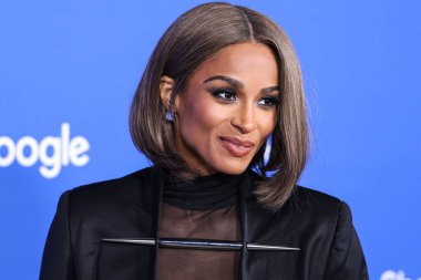 Grace Ling 'in giydiği kıyafeti giyen Amerikalı şarkıcı, söz yazarı, dansçı, aktris, model ve girişimci Ciara (Ciara Princess Wilson), Moda Vakfı' na geldi. Ödül 2023, 21 Mart 2023 tarihinde Hollywood, LA, Kaliforniya, ABD 'de Goya Stüdyoları' nda düzenlendi.