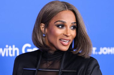 Grace Ling 'in giydiği kıyafeti giyen Amerikalı şarkıcı, söz yazarı, dansçı, aktris, model ve girişimci Ciara (Ciara Princess Wilson), Moda Vakfı' na geldi. Ödül 2023, 21 Mart 2023 tarihinde Hollywood, LA, Kaliforniya, ABD 'de Goya Stüdyoları' nda düzenlendi.