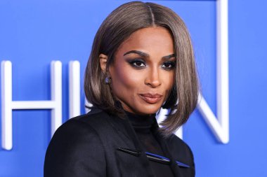 Grace Ling 'in giydiği kıyafeti giyen Amerikalı şarkıcı, söz yazarı, dansçı, aktris, model ve girişimci Ciara (Ciara Princess Wilson), Moda Vakfı' na geldi. Ödül 2023, 21 Mart 2023 tarihinde Hollywood, LA, Kaliforniya, ABD 'de Goya Stüdyoları' nda düzenlendi.