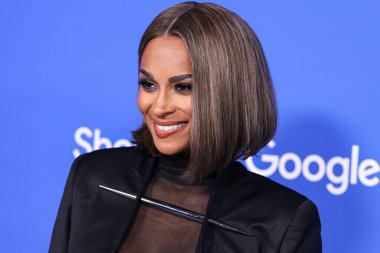 Grace Ling 'in giydiği kıyafeti giyen Amerikalı şarkıcı, söz yazarı, dansçı, aktris, model ve girişimci Ciara (Ciara Princess Wilson), Moda Vakfı' na geldi. Ödül 2023, 21 Mart 2023 tarihinde Hollywood, LA, Kaliforniya, ABD 'de Goya Stüdyoları' nda düzenlendi.