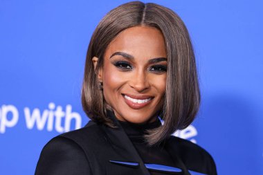 Grace Ling 'in giydiği kıyafeti giyen Amerikalı şarkıcı, söz yazarı, dansçı, aktris, model ve girişimci Ciara (Ciara Princess Wilson), Moda Vakfı' na geldi. Ödül 2023, 21 Mart 2023 tarihinde Hollywood, LA, Kaliforniya, ABD 'de Goya Stüdyoları' nda düzenlendi.