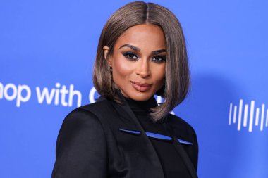 Grace Ling 'in giydiği kıyafeti giyen Amerikalı şarkıcı, söz yazarı, dansçı, aktris, model ve girişimci Ciara (Ciara Princess Wilson), Moda Vakfı' na geldi. Ödül 2023, 21 Mart 2023 tarihinde Hollywood, LA, Kaliforniya, ABD 'de Goya Stüdyoları' nda düzenlendi.