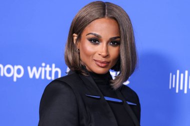 Grace Ling 'in giydiği kıyafeti giyen Amerikalı şarkıcı, söz yazarı, dansçı, aktris, model ve girişimci Ciara (Ciara Princess Wilson), Moda Vakfı' na geldi. Ödül 2023, 21 Mart 2023 tarihinde Hollywood, LA, Kaliforniya, ABD 'de Goya Stüdyoları' nda düzenlendi.