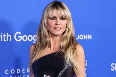 Kate Barton elbisesi giyen Heidi Klum, Jessica Rich ayakkabıları ve Kate Barton marka çanta taşıyan Mara Paris mücevherleri Moda Vakfı 'na ulaşır. Ödül 2023, 21 Mart 2023 tarihinde Hollywood, Los Angeles, Kaliforniya, ABD 'de Goya Stüdyoları' nda düzenlendi.