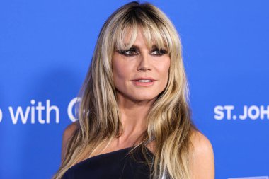 Kate Barton elbisesi giyen Heidi Klum, Jessica Rich ayakkabıları ve Kate Barton marka çanta taşıyan Mara Paris mücevherleri Moda Vakfı 'na ulaşır. Ödül 2023, 21 Mart 2023 tarihinde Hollywood, Los Angeles, Kaliforniya, ABD 'de Goya Stüdyoları' nda düzenlendi.