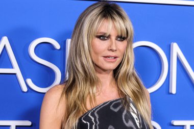 Kate Barton elbisesi giyen Heidi Klum, Jessica Rich ayakkabıları ve Kate Barton marka çanta taşıyan Mara Paris mücevherleri Moda Vakfı 'na ulaşır. Ödül 2023, 21 Mart 2023 tarihinde Hollywood, Los Angeles, Kaliforniya, ABD 'de Goya Stüdyoları' nda düzenlendi.