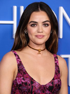 Versace giyen Lucy Hale Amerika Moda Vakfı 'na geldi. Ödül 2023, 21 Mart 2023 tarihinde Hollywood, Los Angeles, Kaliforniya, ABD 'de Goya Stüdyoları' nda düzenlendi..