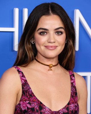 Versace giyen Lucy Hale Amerika Moda Vakfı 'na geldi. Ödül 2023, 21 Mart 2023 tarihinde Hollywood, Los Angeles, Kaliforniya, ABD 'de Goya Stüdyoları' nda düzenlendi..