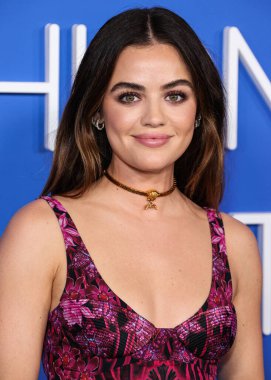 Versace giyen Lucy Hale Amerika Moda Vakfı 'na geldi. Ödül 2023, 21 Mart 2023 tarihinde Hollywood, Los Angeles, Kaliforniya, ABD 'de Goya Stüdyoları' nda düzenlendi..