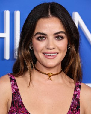 Versace giyen Lucy Hale Amerika Moda Vakfı 'na geldi. Ödül 2023, 21 Mart 2023 tarihinde Hollywood, Los Angeles, Kaliforniya, ABD 'de Goya Stüdyoları' nda düzenlendi..