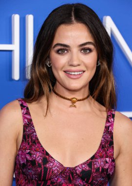 Versace giyen Lucy Hale Amerika Moda Vakfı 'na geldi. Ödül 2023, 21 Mart 2023 tarihinde Hollywood, Los Angeles, Kaliforniya, ABD 'de Goya Stüdyoları' nda düzenlendi..