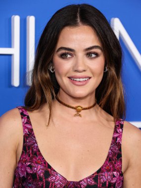 Versace giyen Lucy Hale Amerika Moda Vakfı 'na geldi. Ödül 2023, 21 Mart 2023 tarihinde Hollywood, Los Angeles, Kaliforniya, ABD 'de Goya Stüdyoları' nda düzenlendi..