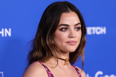 Versace giyen Lucy Hale Amerika Moda Vakfı 'na geldi. Ödül 2023, 21 Mart 2023 tarihinde Hollywood, Los Angeles, Kaliforniya, ABD 'de Goya Stüdyoları' nda düzenlendi..