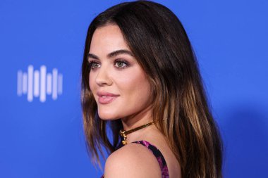 Versace giyen Lucy Hale Amerika Moda Vakfı 'na geldi. Ödül 2023, 21 Mart 2023 tarihinde Hollywood, Los Angeles, Kaliforniya, ABD 'de Goya Stüdyoları' nda düzenlendi.. 