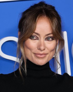 Chloe elbisesi giyen Olivia Wilde Moda Vakfı 'na geliyor. Ödül 2023, 21 Mart 2023 tarihinde Hollywood, Los Angeles, Kaliforniya, ABD 'de Goya Stüdyoları' nda düzenlendi..