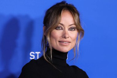 Chloe elbisesi giyen Olivia Wilde Moda Vakfı 'na geliyor. Ödül 2023, 21 Mart 2023 tarihinde Hollywood, Los Angeles, Kaliforniya, ABD 'de Goya Stüdyoları' nda düzenlendi..