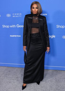 Grace Ling 'in giydiği kıyafeti giyen Amerikalı şarkıcı, söz yazarı, dansçı, aktris, model ve girişimci Ciara (Ciara Princess Wilson), Moda Vakfı' na geldi. Ödül 2023, 21 Mart 2023 tarihinde Hollywood, LA, Kaliforniya, ABD 'de Goya Stüdyoları' nda düzenlendi.