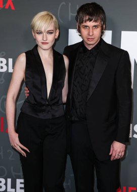Julia Garner ve kocası Mark Foster Netflix 'in 
