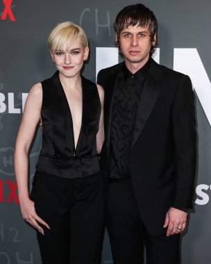 Julia Garner ve kocası Mark Foster Netflix 'in 
