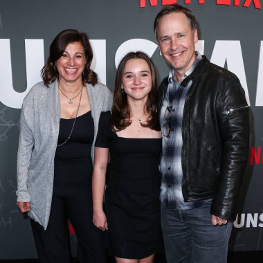 Kim Painter, Mabel Painter Lowe ve Chad Lowe, Netflix 'in 23 Mart 2023' te Hollywood, Los Angeles, Kaliforniya, ABD 'de düzenlenen Netflix Tudum Tiyatrosu' nun 'istikrarsız' 1. sezonunun Los Angeles prömiyerine geldiler.. 