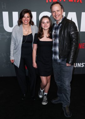 Kim Painter, Mabel Painter Lowe ve Chad Lowe, Netflix 'in 23 Mart 2023' te Hollywood, Los Angeles, Kaliforniya, ABD 'de düzenlenen Netflix Tudum Tiyatrosu' nun 'istikrarsız' 1. sezonunun Los Angeles prömiyerine geldiler.. 