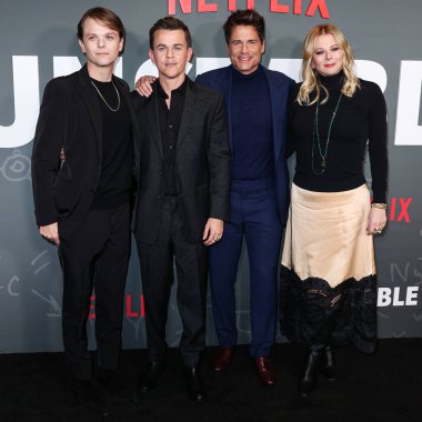Matthew Edward Lowe, John Owen Lowe, Rob Lowe ve Sheryl Berkoff Netflix 'in 