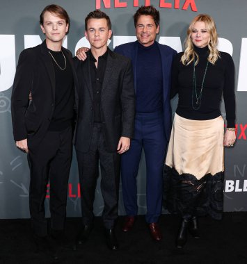 Matthew Edward Lowe, John Owen Lowe, Rob Lowe ve Sheryl Berkoff Netflix 'in 