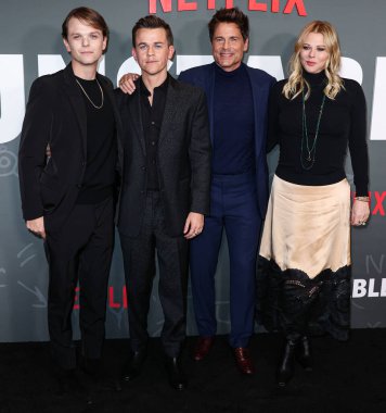 Matthew Edward Lowe, John Owen Lowe, Rob Lowe ve Sheryl Berkoff Netflix 'in 