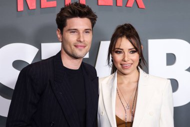 Ronen Rubinstein ve eşi Jessica Parker Kennedy, Netflix 'in 23 Mart 2023' te Hollywood, Los Angeles, Kaliforniya, ABD 'de düzenlenen Netflix Tudum Tiyatrosu' nun birinci sezonunun Los Angeles Premiere 'ine geldiler.. 