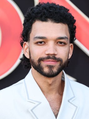Amerikalı aktör Justice Smith, 26 Mart 2023 'te Westwood, Los Angeles, Kaliforniya, ABD' deki Regency Village Theatre 'da düzenlenen Los Angeles Premiere of Paramount Pictures ve eOne' ın 'Dungeons & Dragons: Honor among Thieves' adlı filmine geldi..