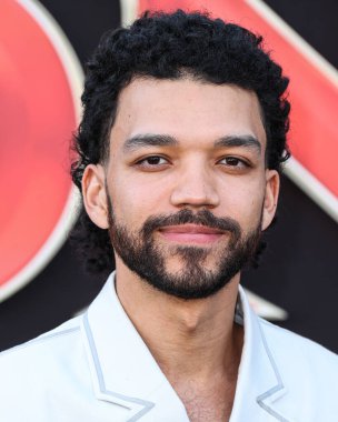 Amerikalı aktör Justice Smith, 26 Mart 2023 'te Westwood, Los Angeles, Kaliforniya, ABD' deki Regency Village Theatre 'da düzenlenen Los Angeles Premiere of Paramount Pictures ve eOne' ın 'Dungeons & Dragons: Honor among Thieves' adlı filmine geldi..