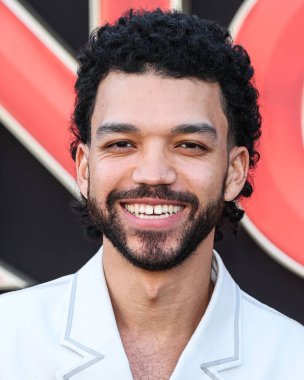 Amerikalı aktör Justice Smith, 26 Mart 2023 'te Westwood, Los Angeles, Kaliforniya, ABD' deki Regency Village Theatre 'da düzenlenen Los Angeles Premiere of Paramount Pictures ve eOne' ın 'Dungeons & Dragons: Honor among Thieves' adlı filmine geldi..