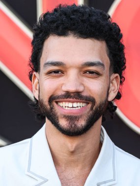 Amerikalı aktör Justice Smith, 26 Mart 2023 'te Westwood, Los Angeles, Kaliforniya, ABD' deki Regency Village Theatre 'da düzenlenen Los Angeles Premiere of Paramount Pictures ve eOne' ın 'Dungeons & Dragons: Honor among Thieves' adlı filmine geldi..