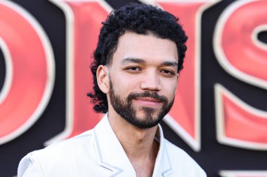 Amerikalı aktör Justice Smith, 26 Mart 2023 'te Westwood, Los Angeles, Kaliforniya, ABD' deki Regency Village Theatre 'da düzenlenen Los Angeles Premiere of Paramount Pictures ve eOne' ın 'Dungeons & Dragons: Honor among Thieves' adlı filmine geldi..